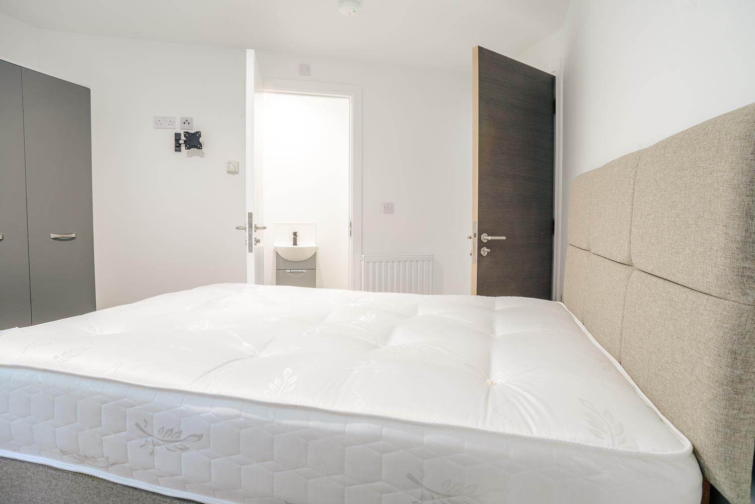 Bedroom With Ensuite View_majok_oak_before