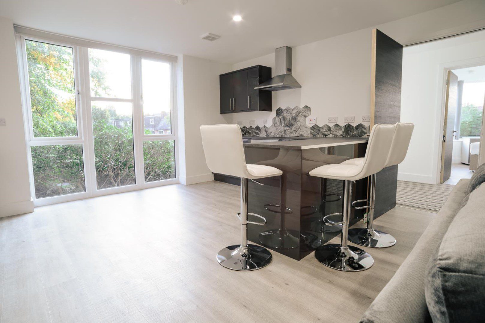 Kitchen With Breakfast Bar befor (Large)